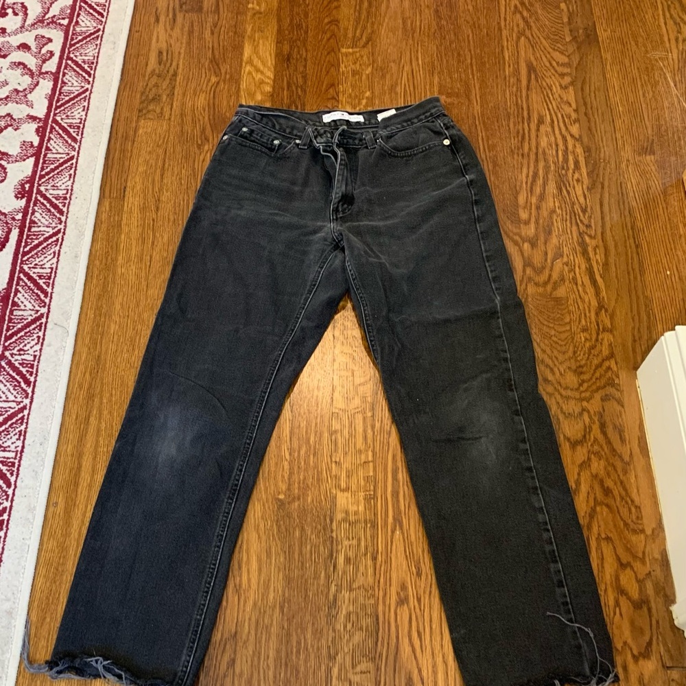 EUC women’s  Tommy Hilfiger jeans wide bottom and frayed hem. Sz 6 (blackish